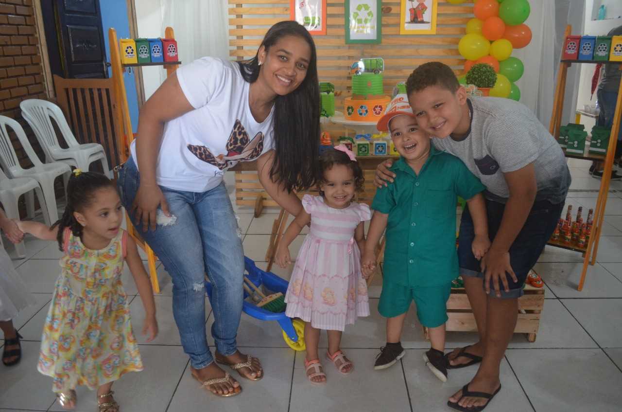 Camacã: Criança fã de Frank, o caminhão de Lixo, comemora aniversário com funcionários da limpeza
